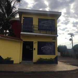 A cor alegre e a sacada trazem leveza ao prédio de dois andares que acomoda a banca de Cravinhos/SP. 